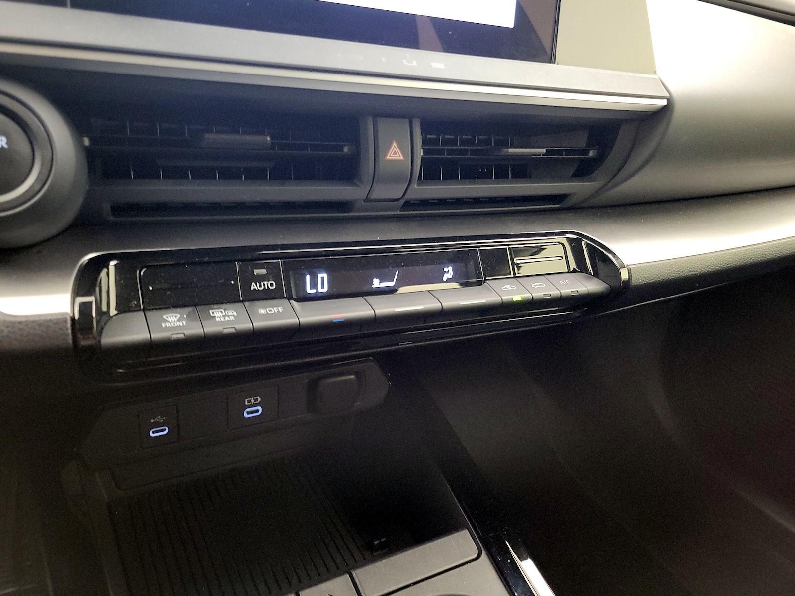 2025 Toyota Prius LE - Photo 17