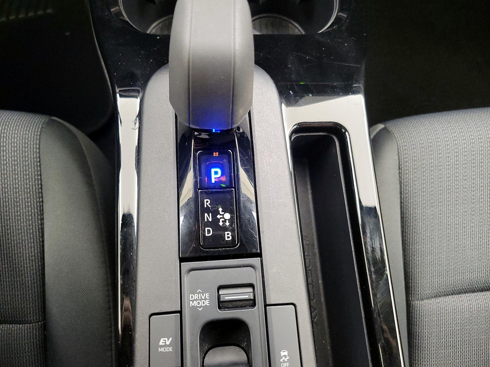 2025 Toyota Prius LE - Photo 18