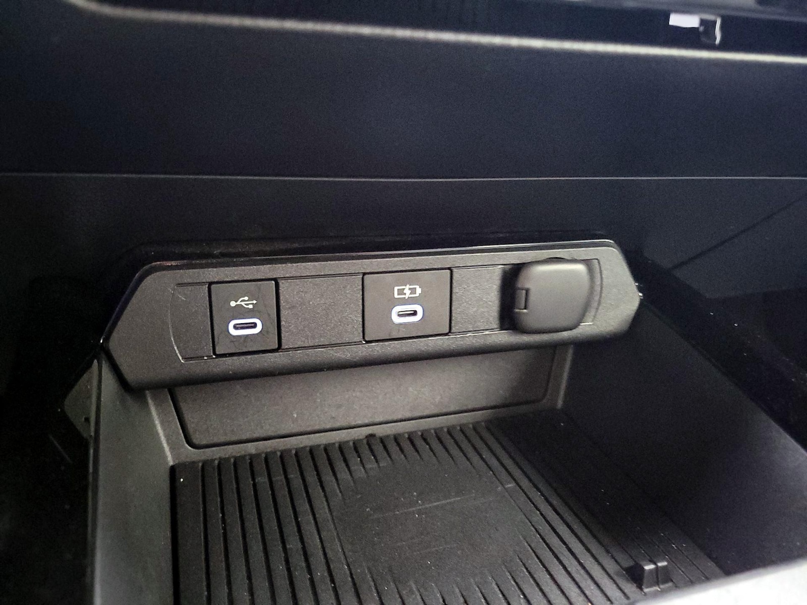 2025 Toyota Prius LE - Photo 19