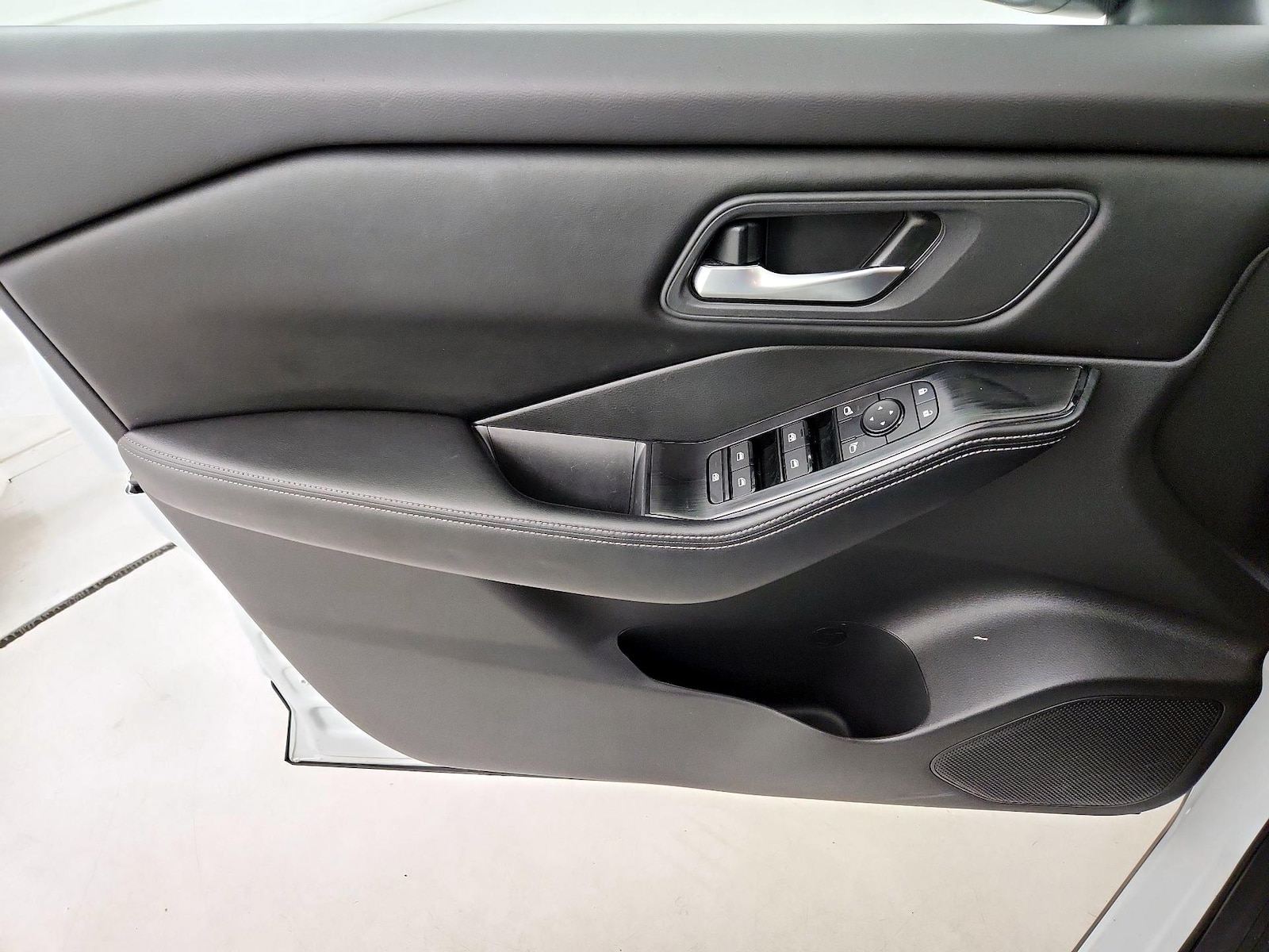 2025 Nissan Rogue SV - Photo 13