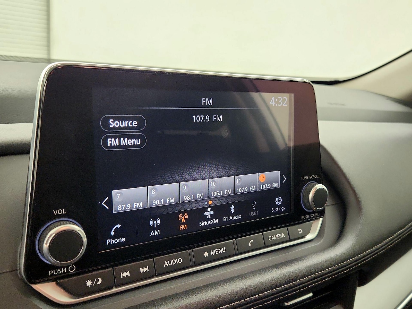 2025 Nissan Rogue SV - Photo 16