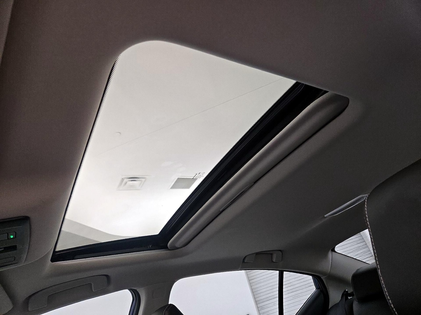 Sunroof(s) & Overhead Airbags