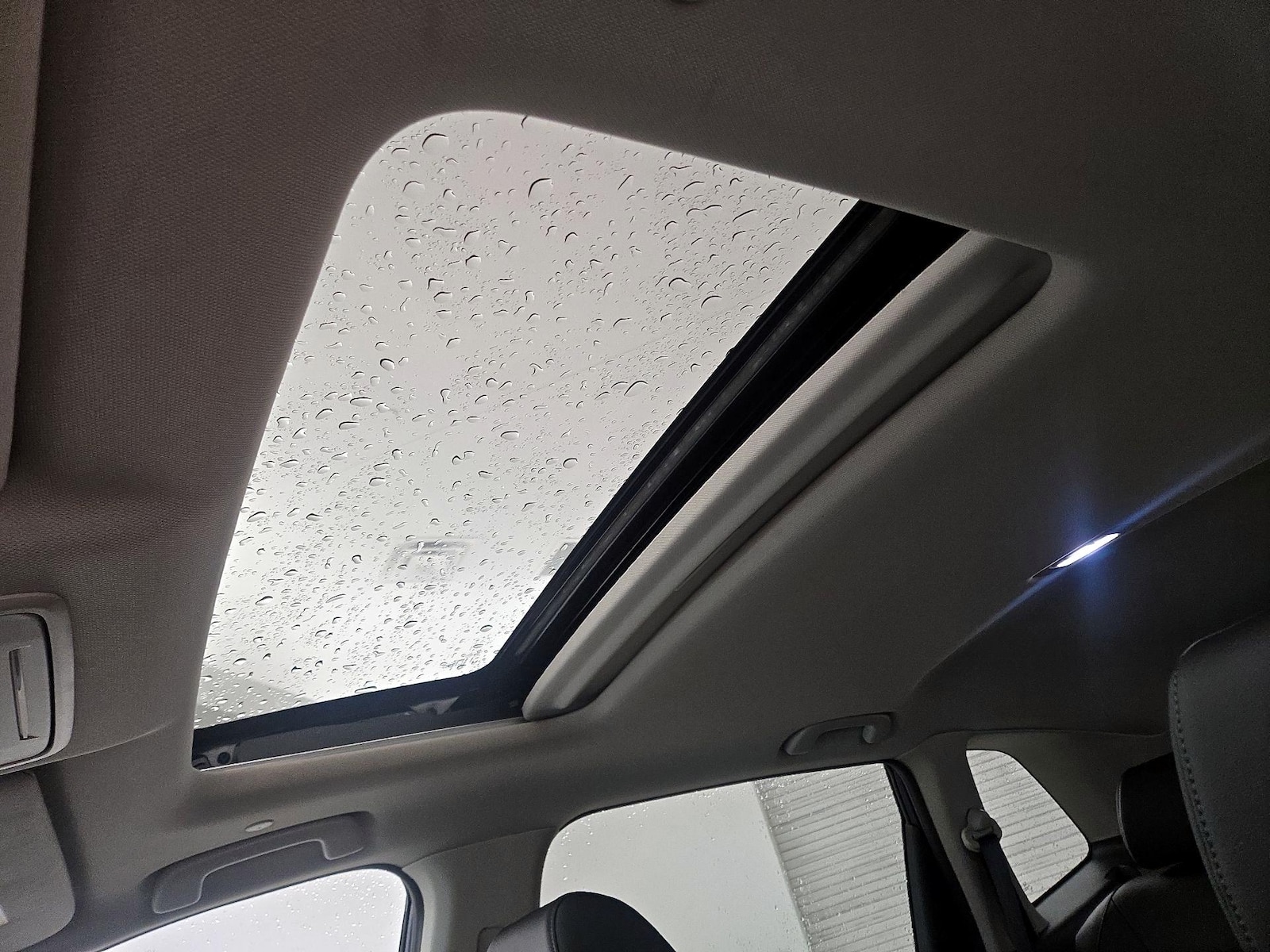 Sunroof(s) & Overhead Airbags