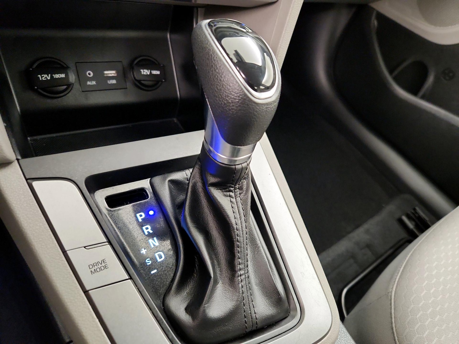 2020 Hyundai Elantra SE - Photo 18
