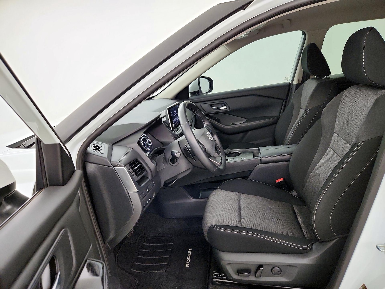 2025 Nissan Rogue SV - Photo 12