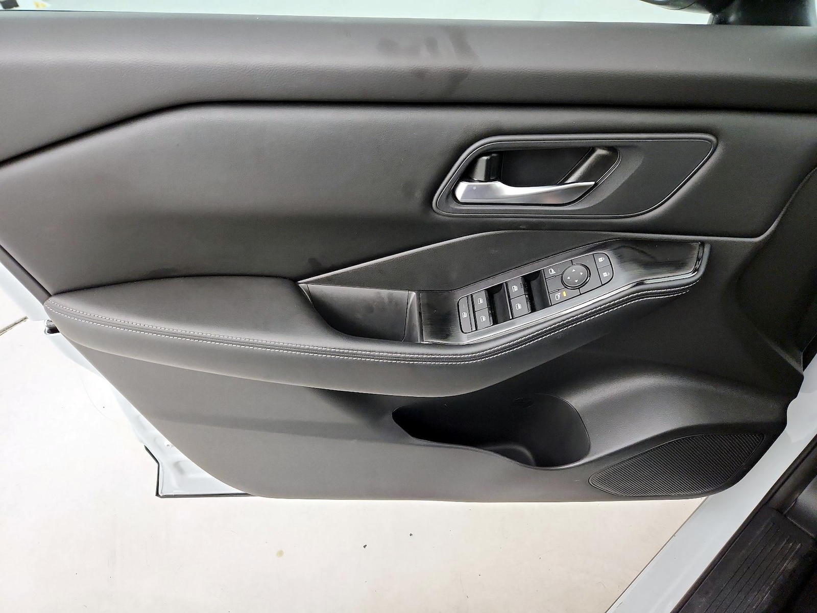 2025 Nissan Rogue SV - Photo 13