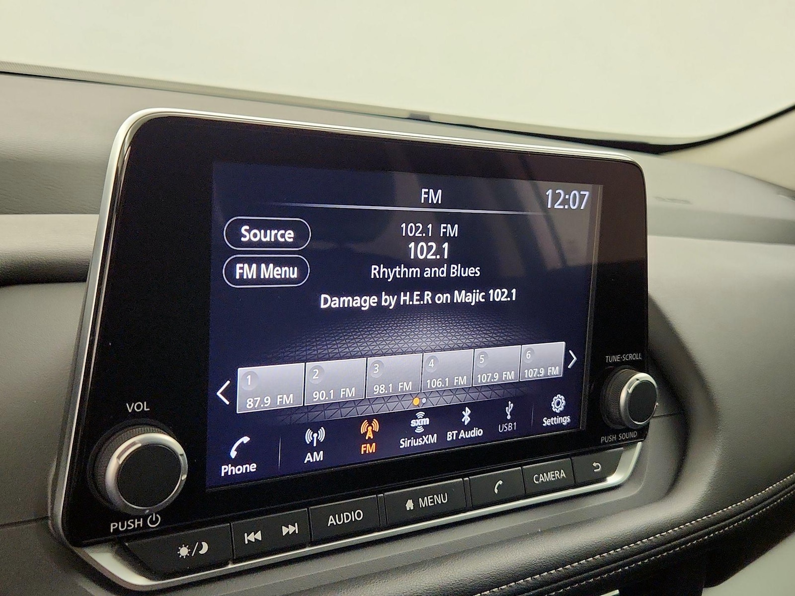 2025 Nissan Rogue SV - Photo 16