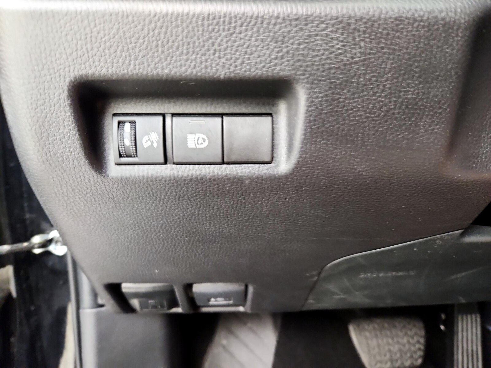 2025 Toyota RAV4 LE - Photo 14