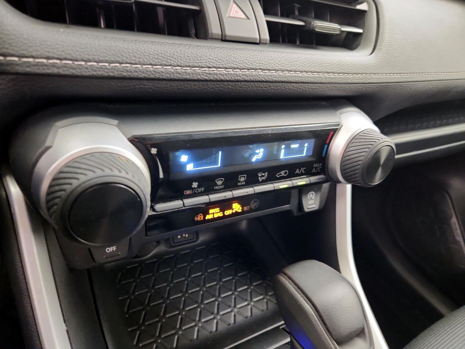 2025 Toyota RAV4 LE - Photo 17