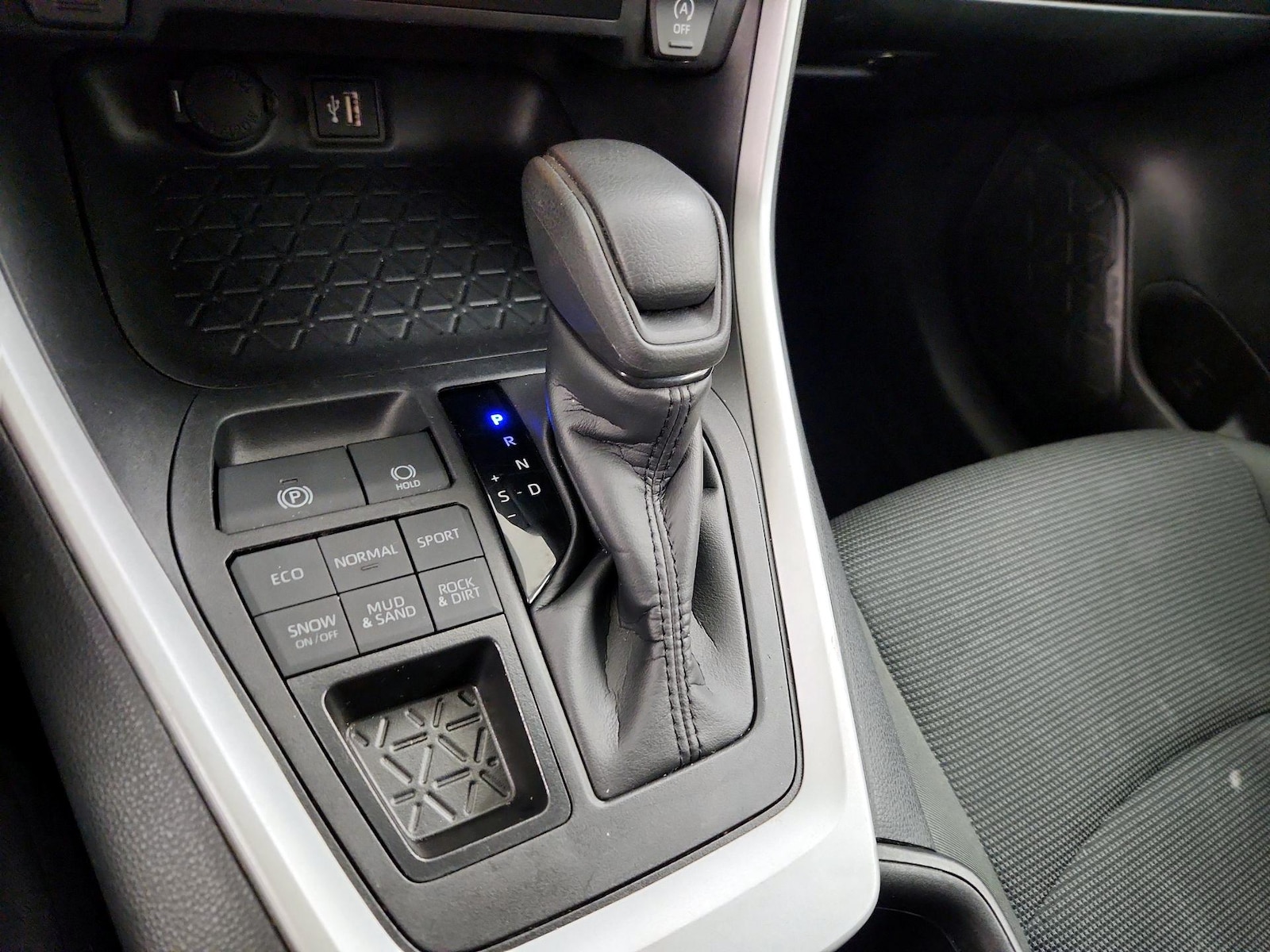 2025 Toyota RAV4 LE - Photo 18