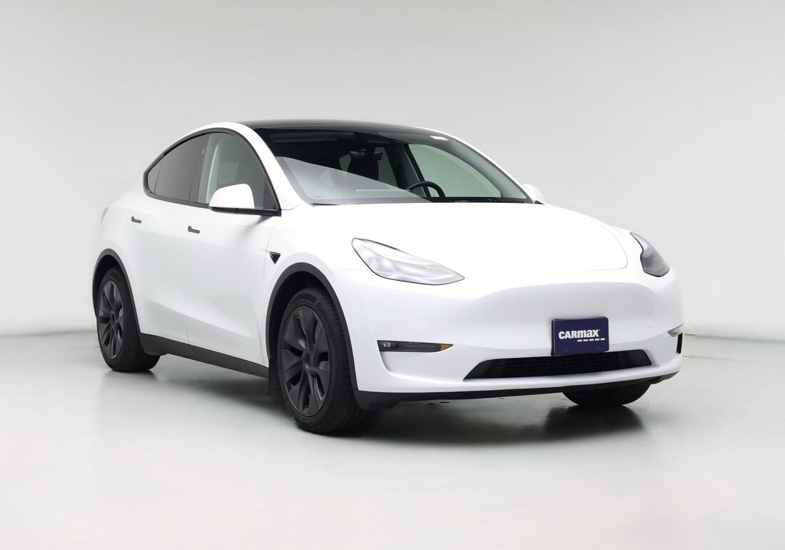 2025 Tesla Model Y Long Range All-Wheel Drive in White — CarMax photo