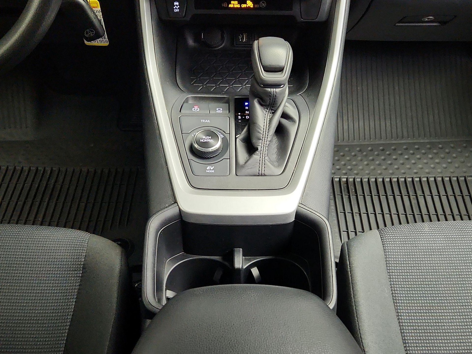 2024 Toyota RAV4 LE - Photo 18