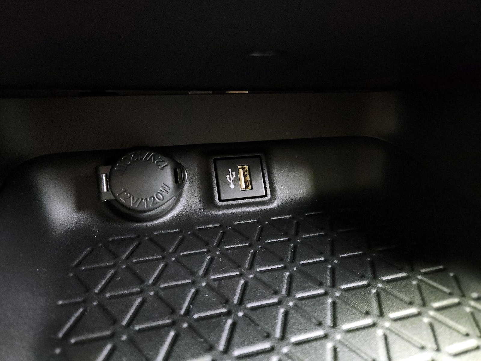 2024 Toyota RAV4 LE - Photo 19