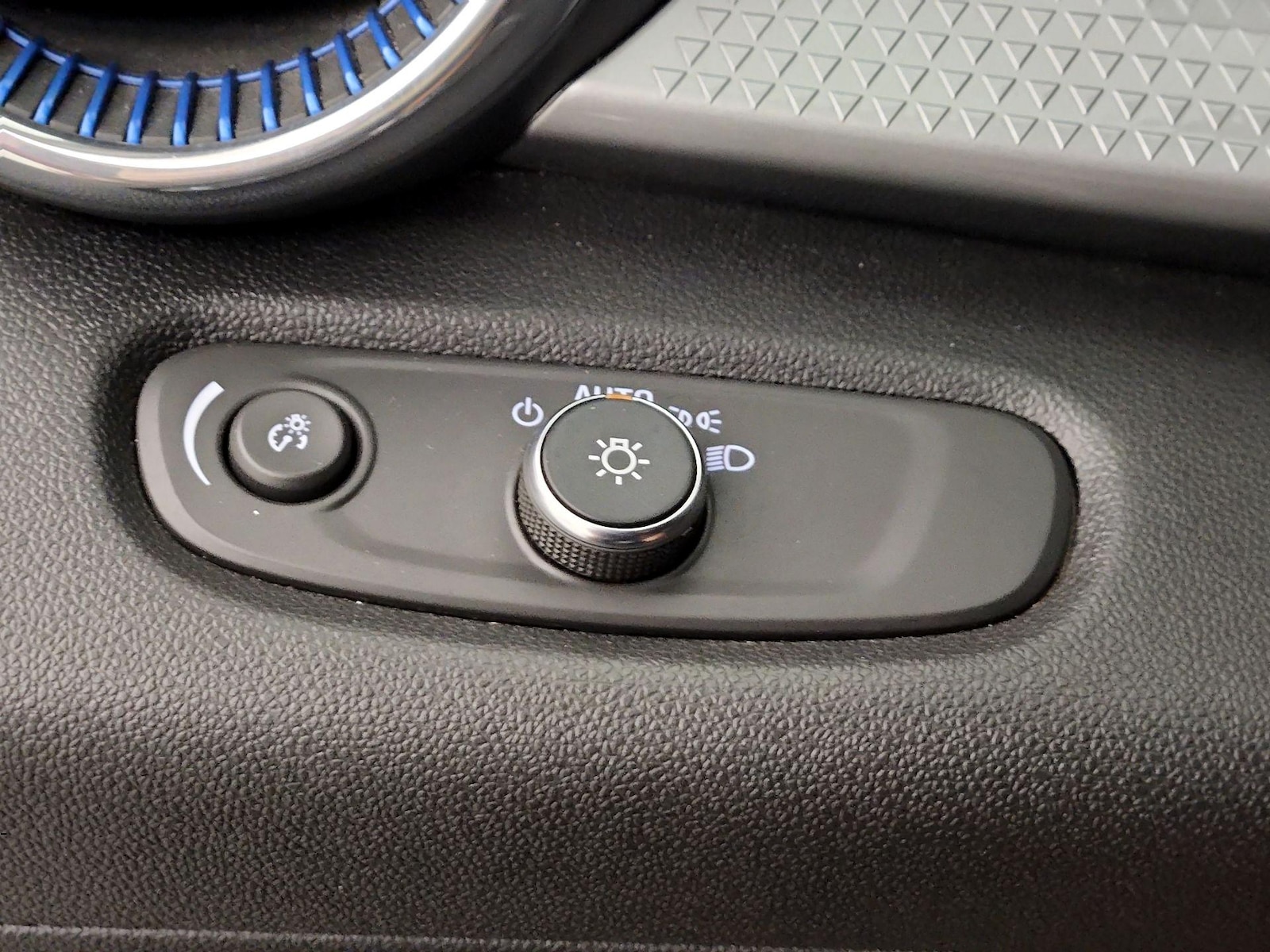 2025 Chevrolet Trax LT - Photo 14