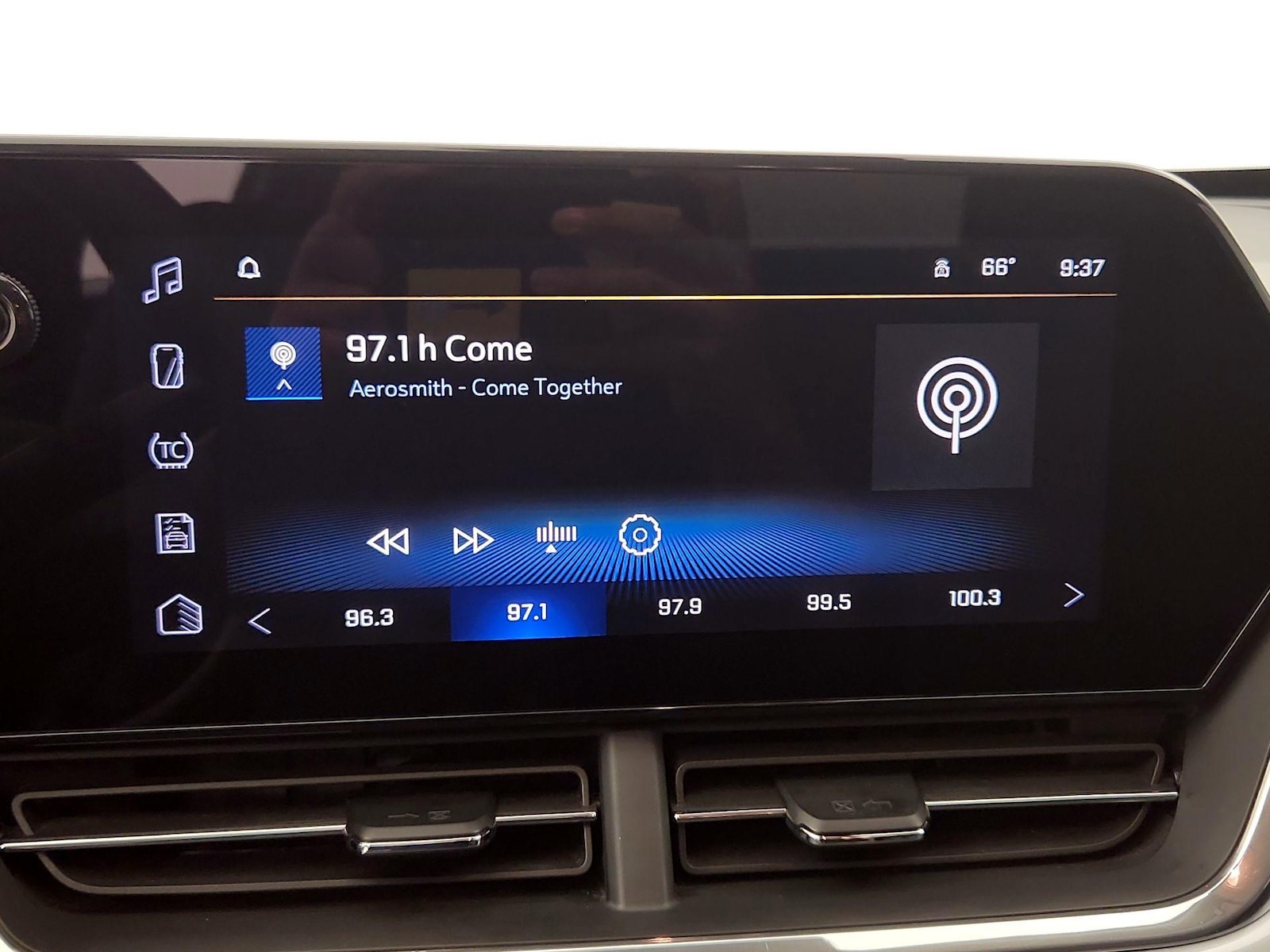 2025 Chevrolet Trax LT - Photo 16