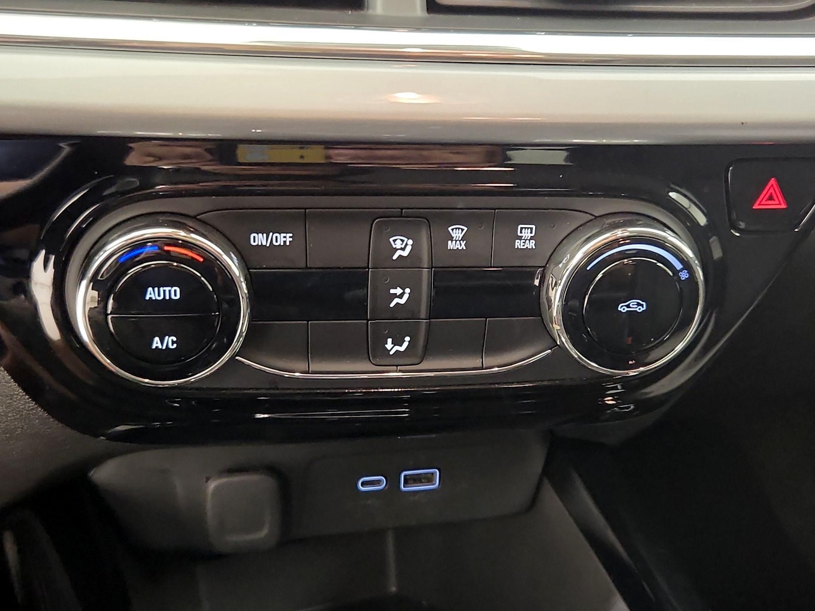 2025 Chevrolet Trax LT - Photo 17