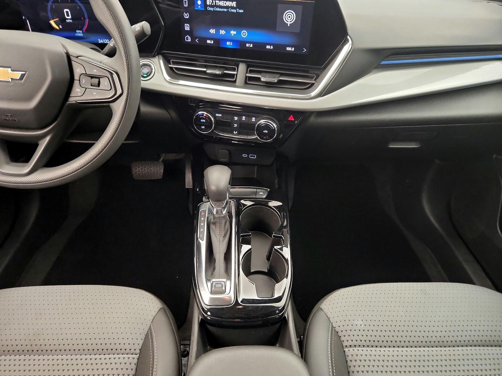 2025 Chevrolet Trax LT - Photo 18