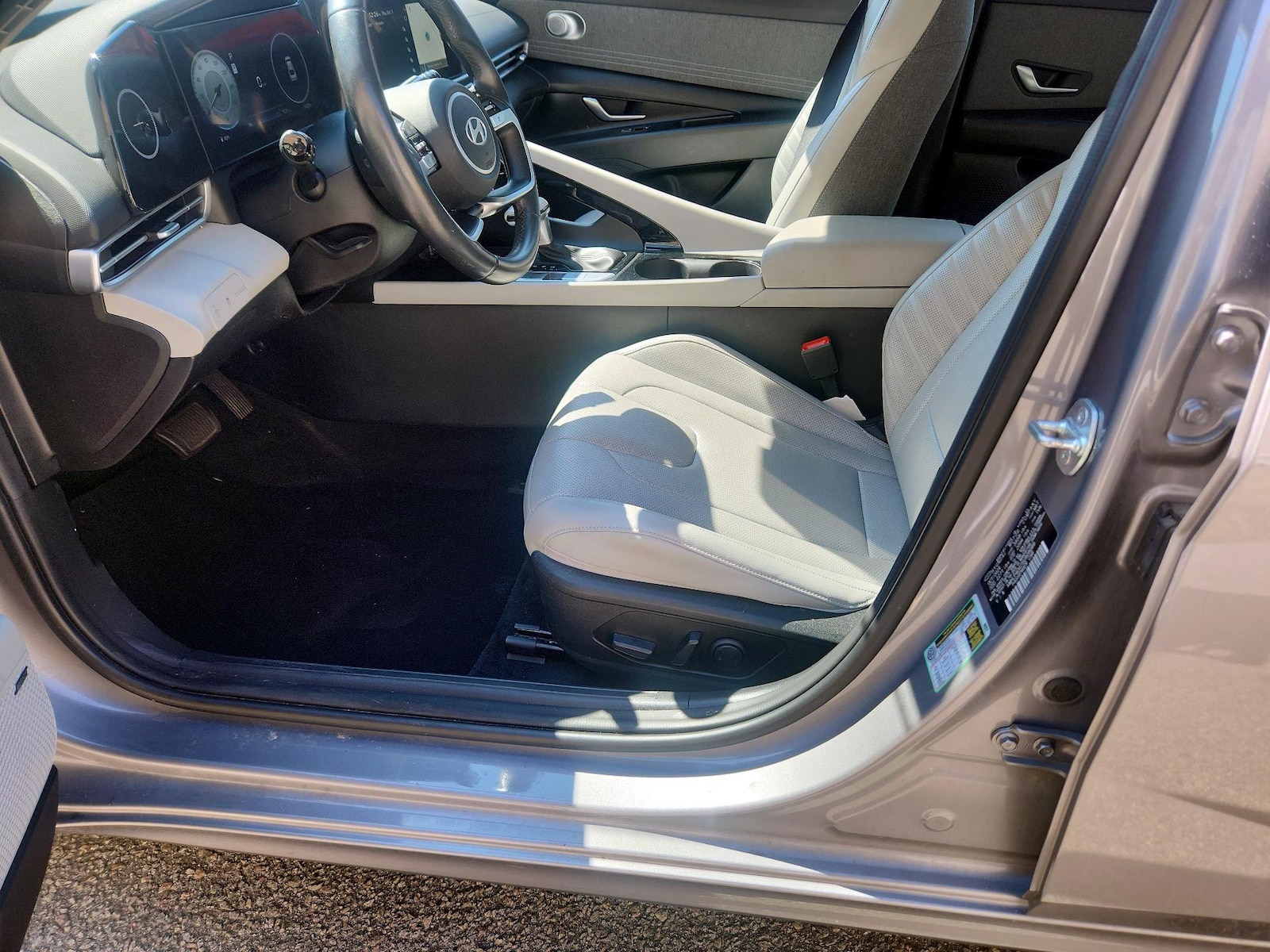 2025 Hyundai Elantra Limited - Photo 12