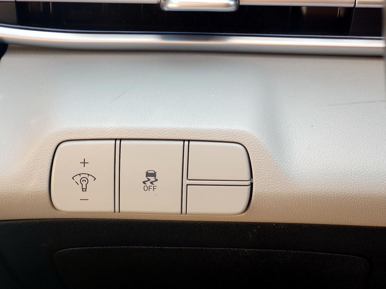 2025 Hyundai Elantra Limited - Photo 14