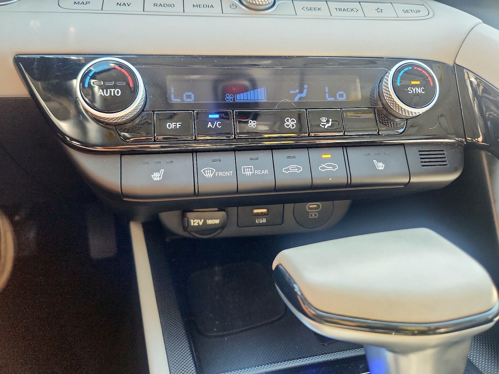 2025 Hyundai Elantra Limited - Photo 17
