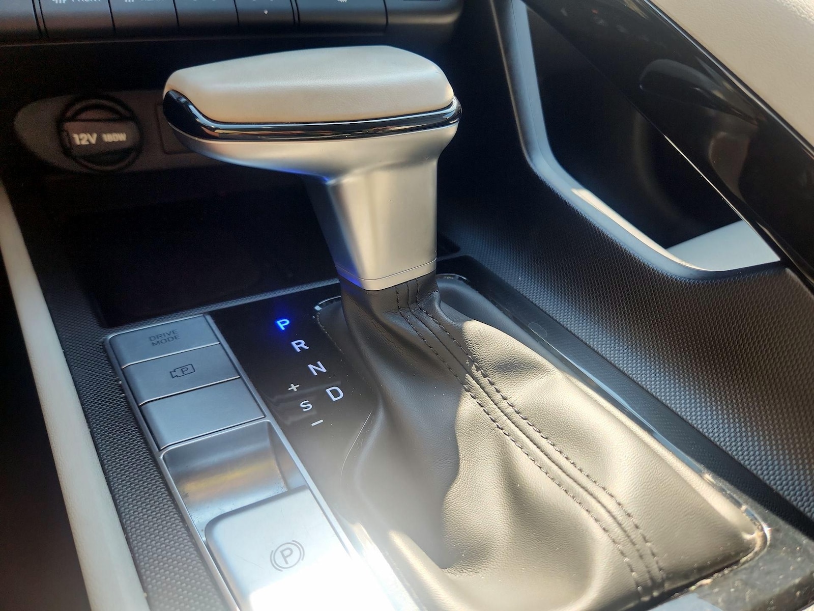 2025 Hyundai Elantra Limited - Photo 18
