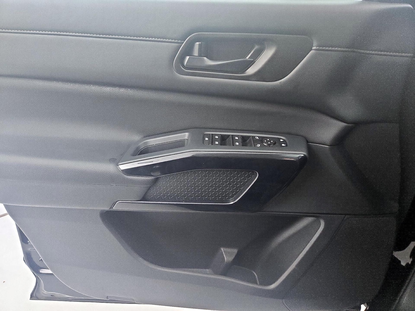 2025 Nissan Pathfinder SV - Photo 13