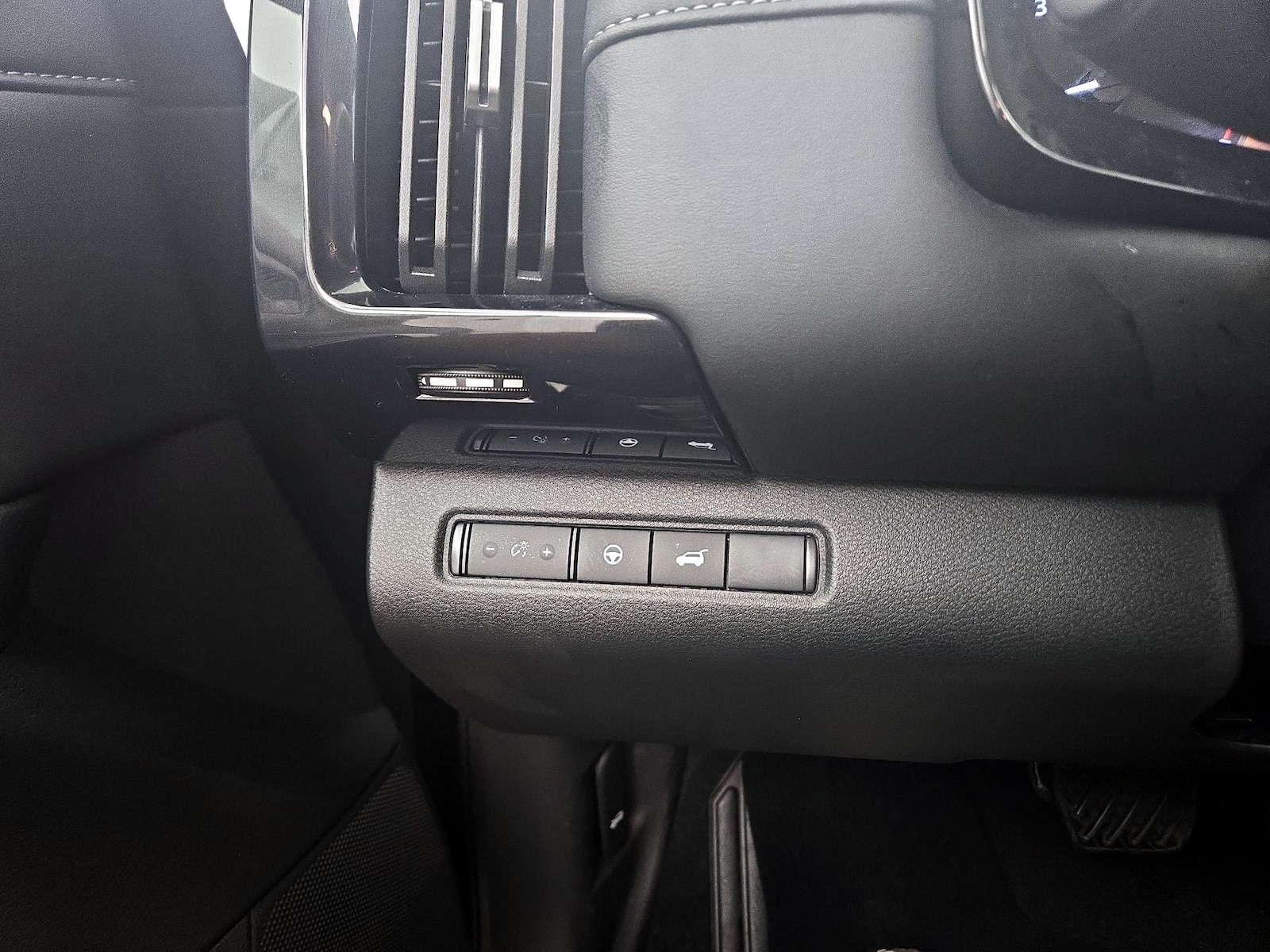 2025 Nissan Pathfinder SV - Photo 14
