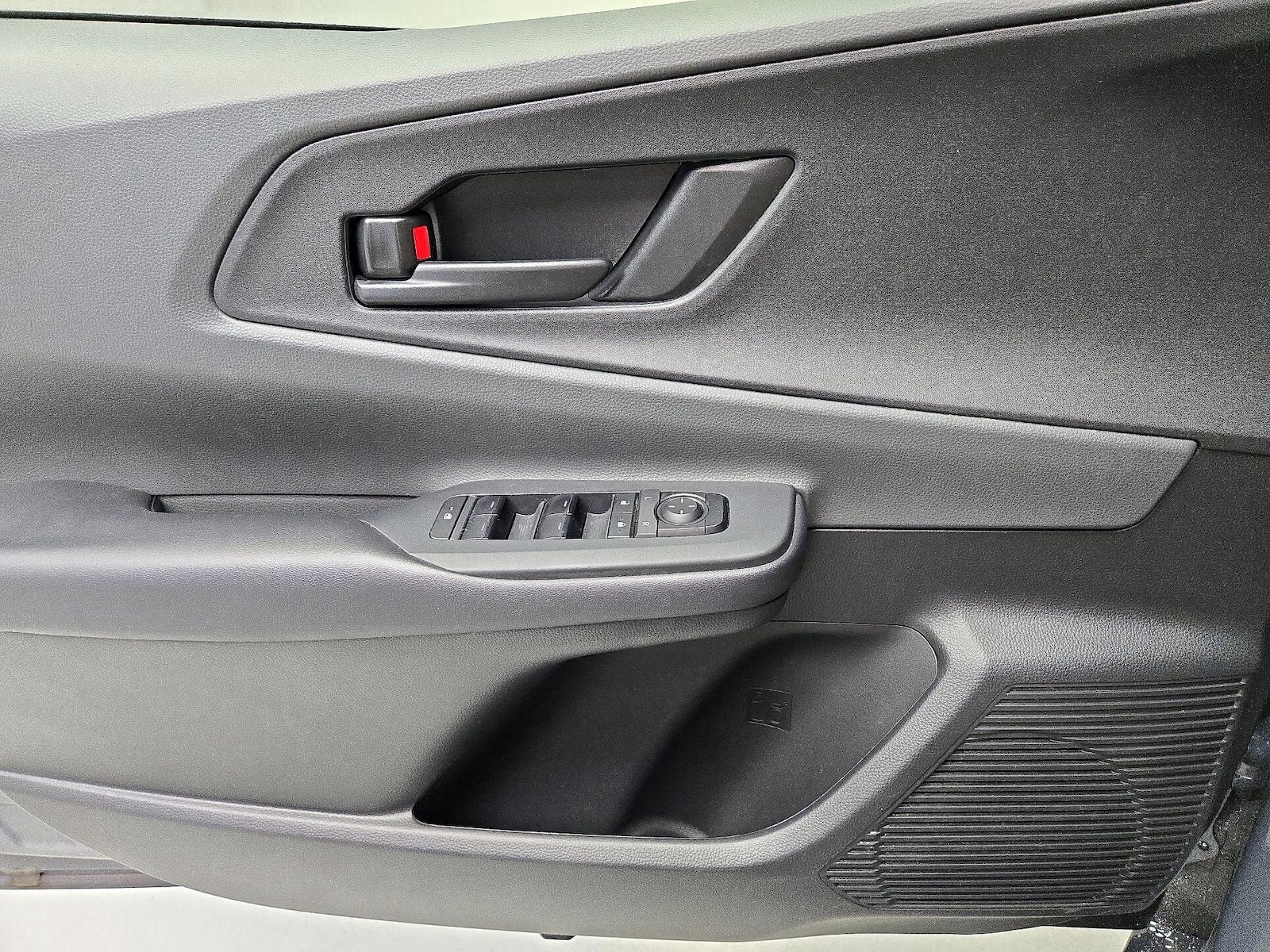 2025 Toyota Prius LE - Photo 13