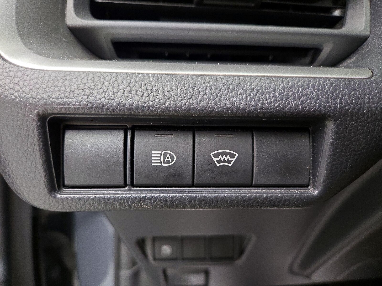 2025 Toyota Prius LE - Photo 14