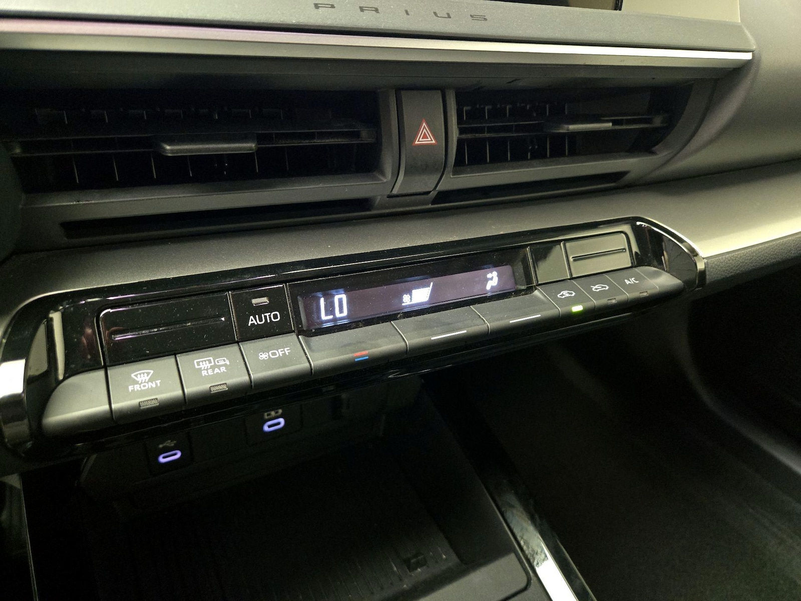2025 Toyota Prius LE - Photo 17