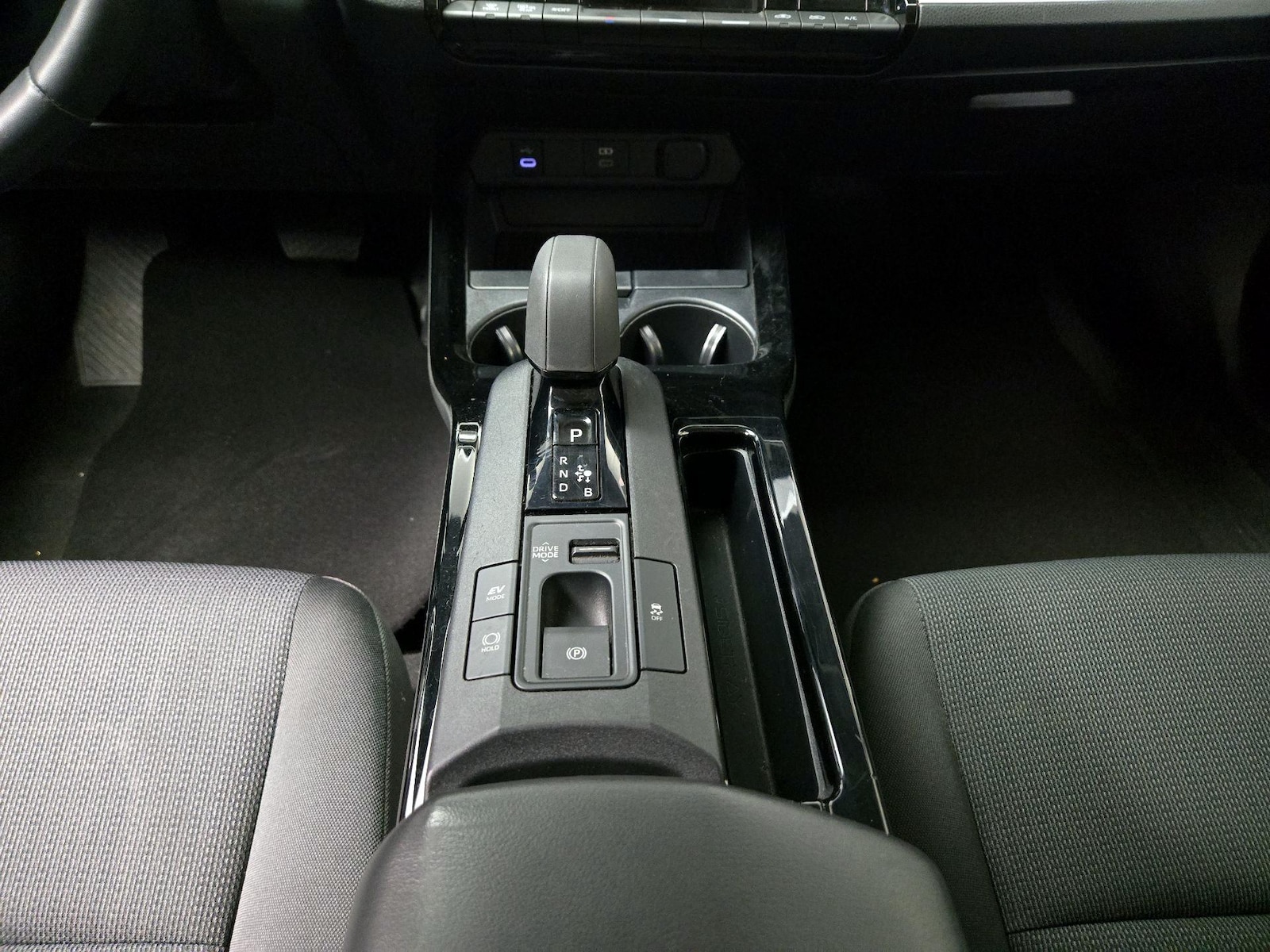 2025 Toyota Prius LE - Photo 18