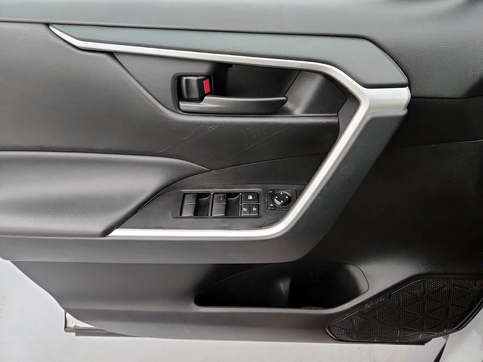 2025 Toyota RAV4 LE - Photo 13