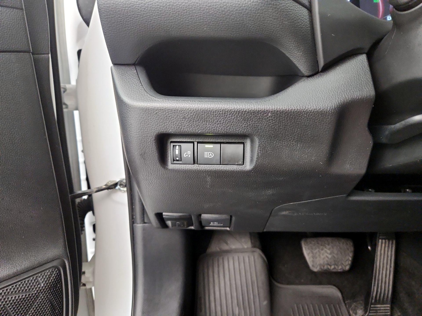2025 Toyota RAV4 LE - Photo 14