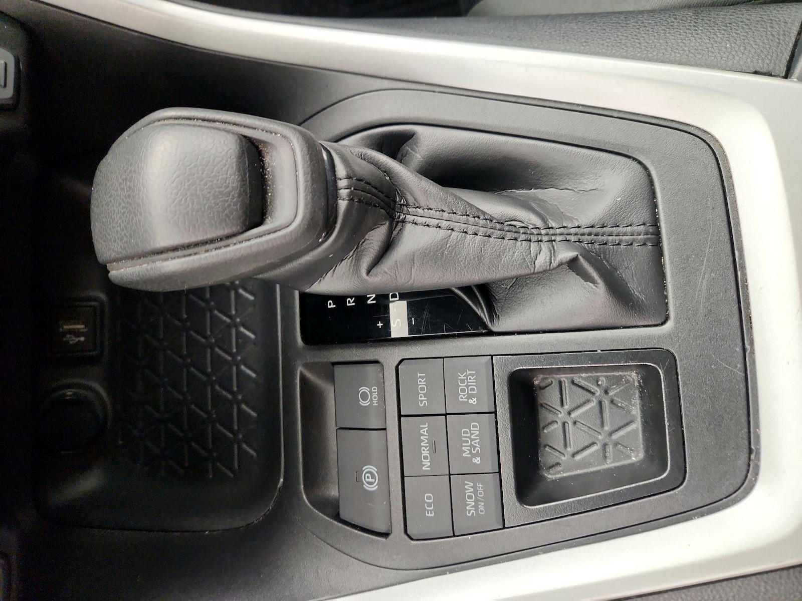 2025 Toyota RAV4 LE - Photo 18