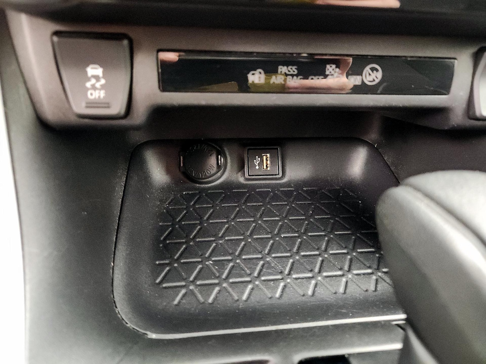 2025 Toyota RAV4 LE - Photo 19
