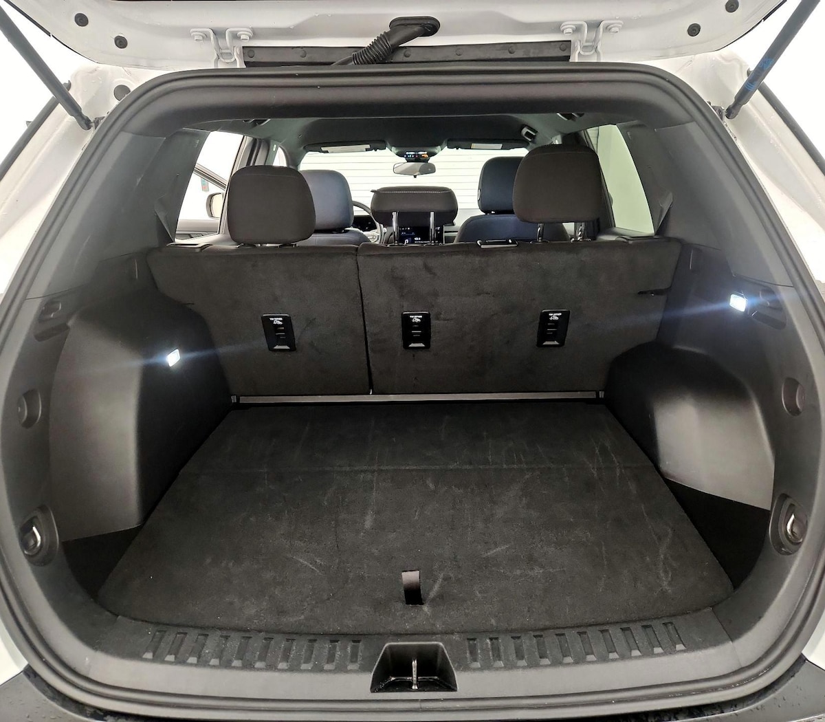 Trunk/Cargo (Seats Up)