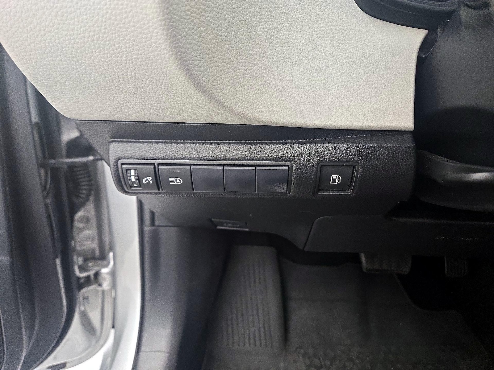 2021 Toyota Corolla LE - Photo 14