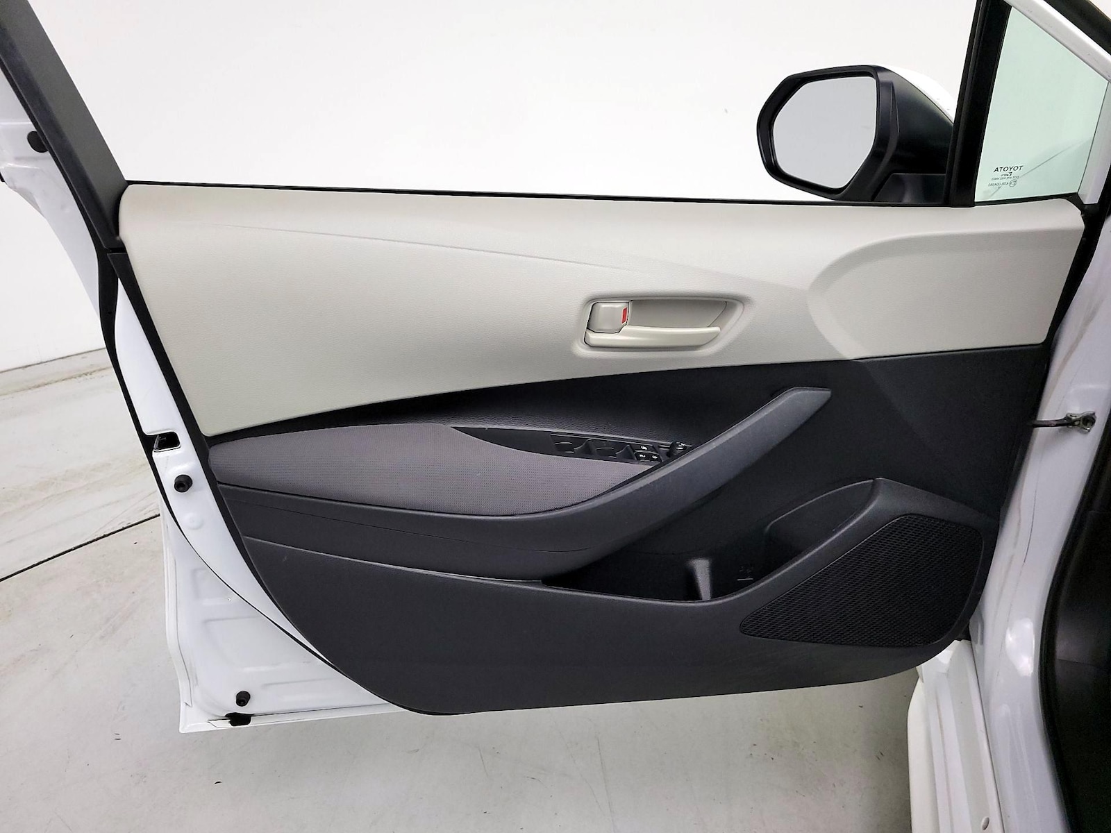 2023 Toyota Corolla LE - Photo 13