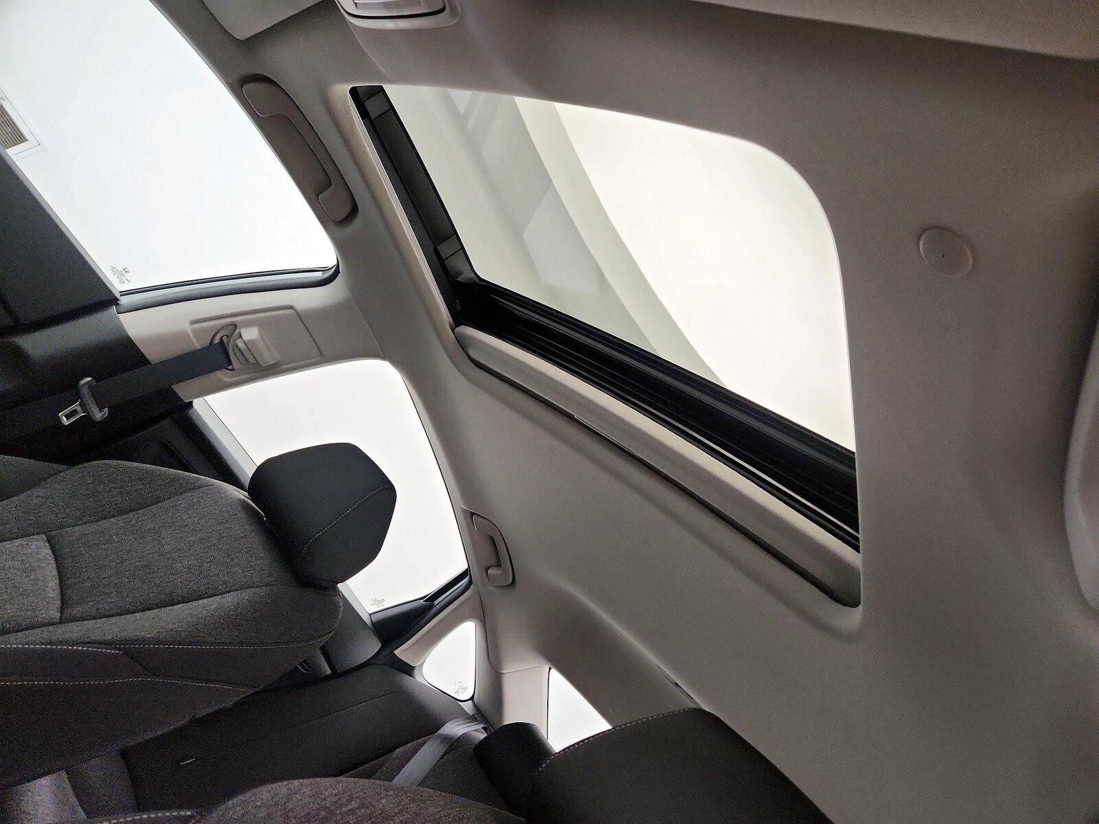 Sunroof(s) & Overhead Airbags