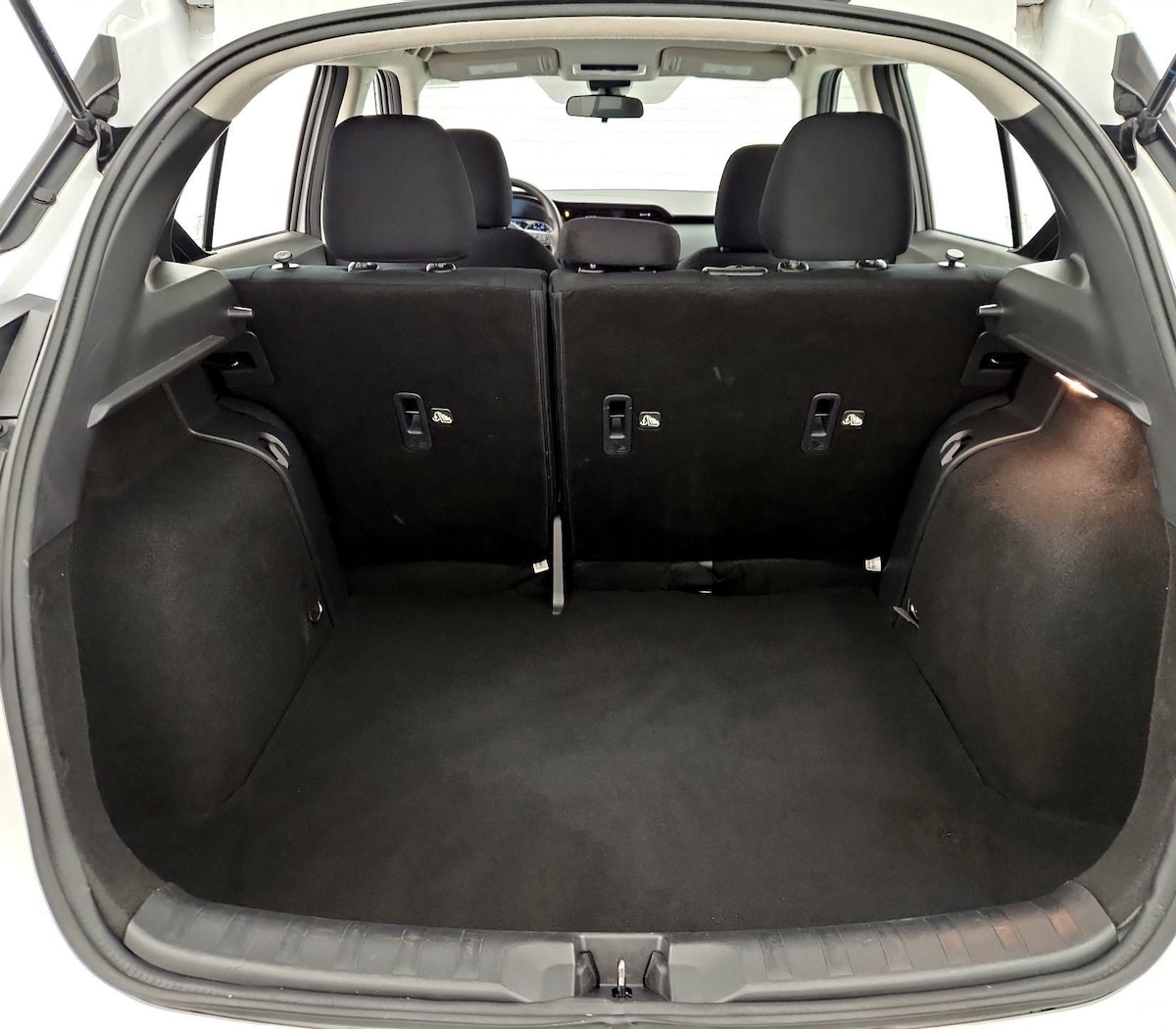 Trunk/Cargo (Seats Up)