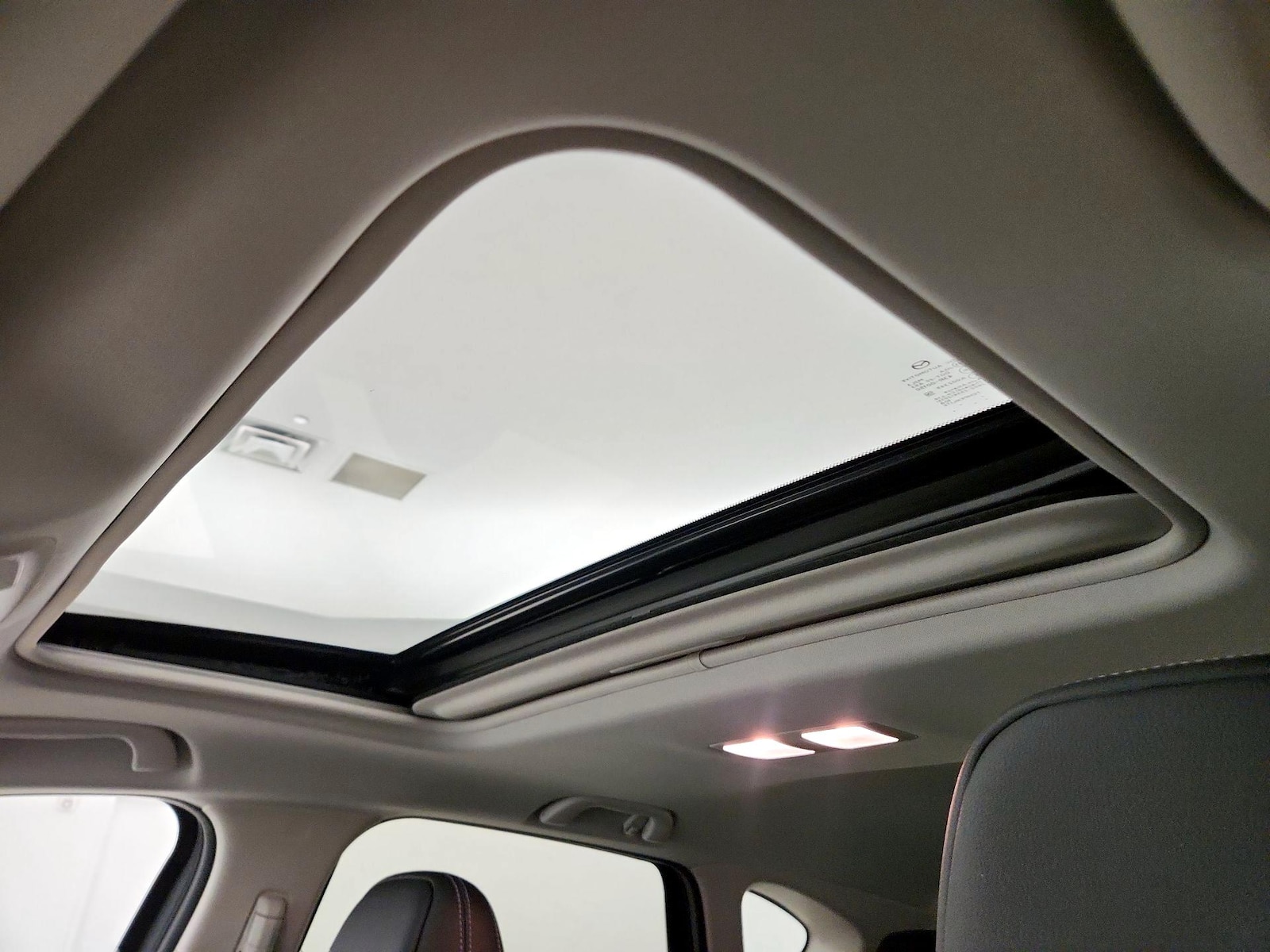 Sunroof(s) & Overhead Airbags