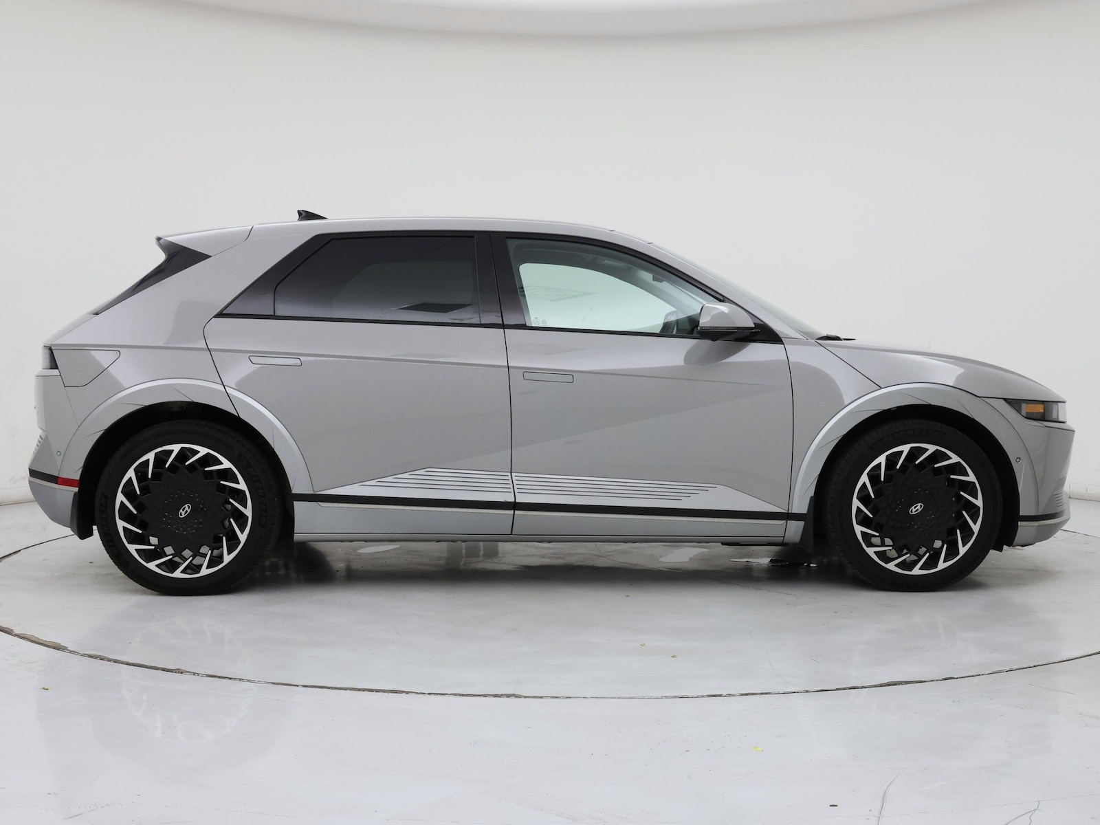 2024 Hyundai IONIQ 5 Limited - Photo 8