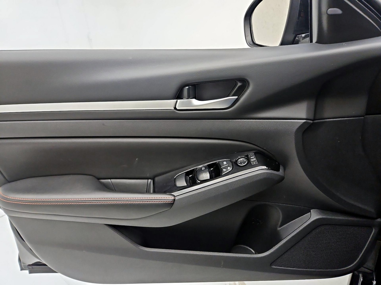 2025 Nissan Altima SR - Photo 13