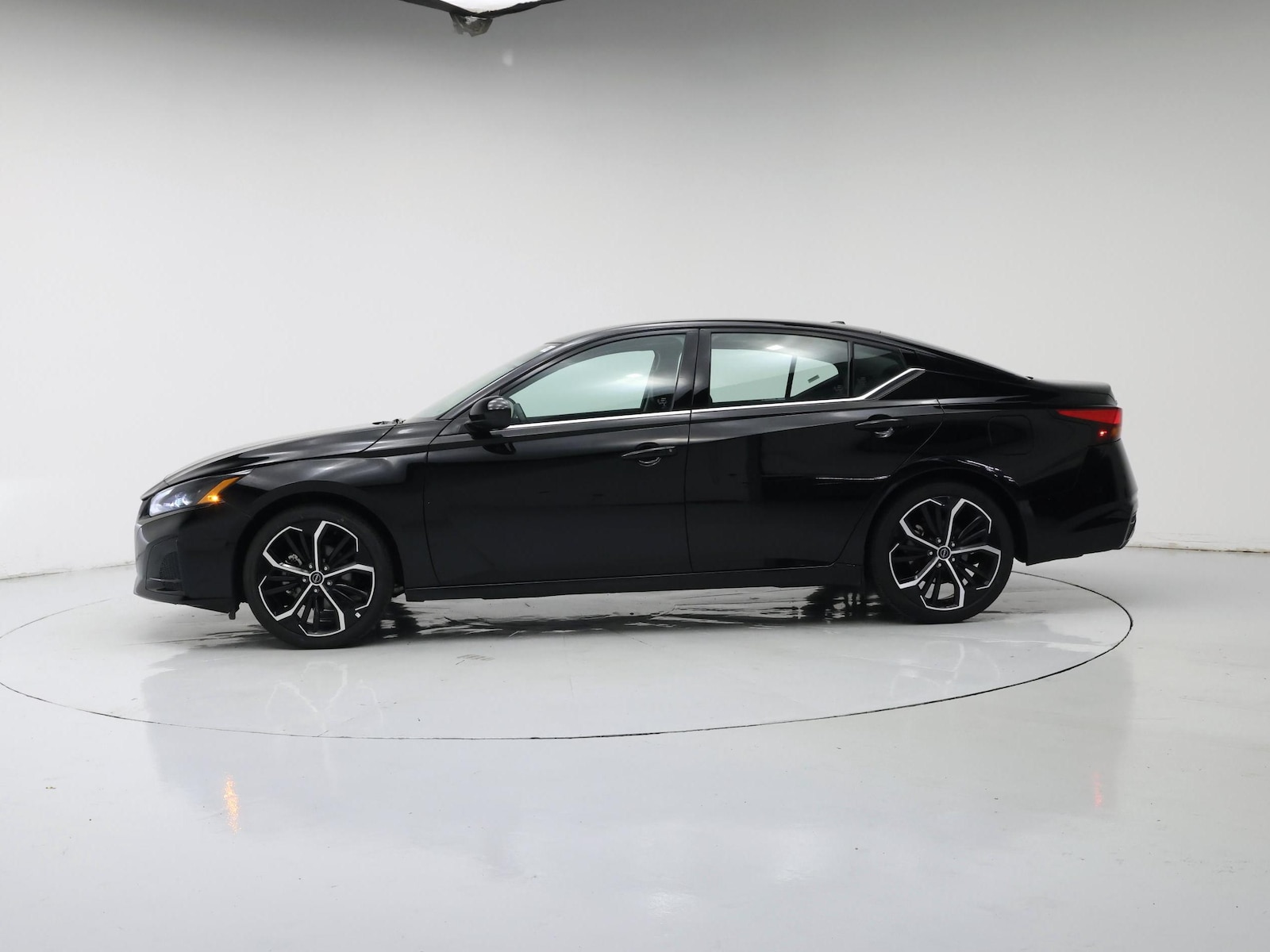 2025 Nissan Altima SR - Photo 4