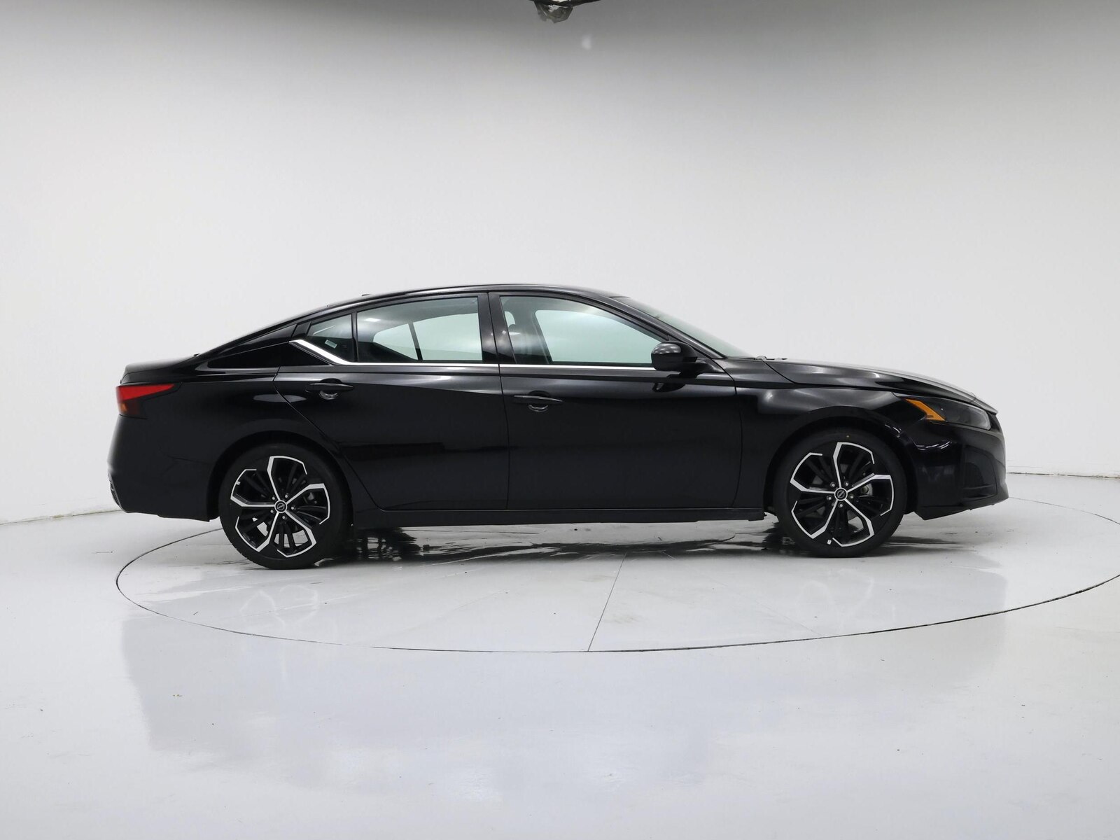 2025 Nissan Altima SR - Photo 8