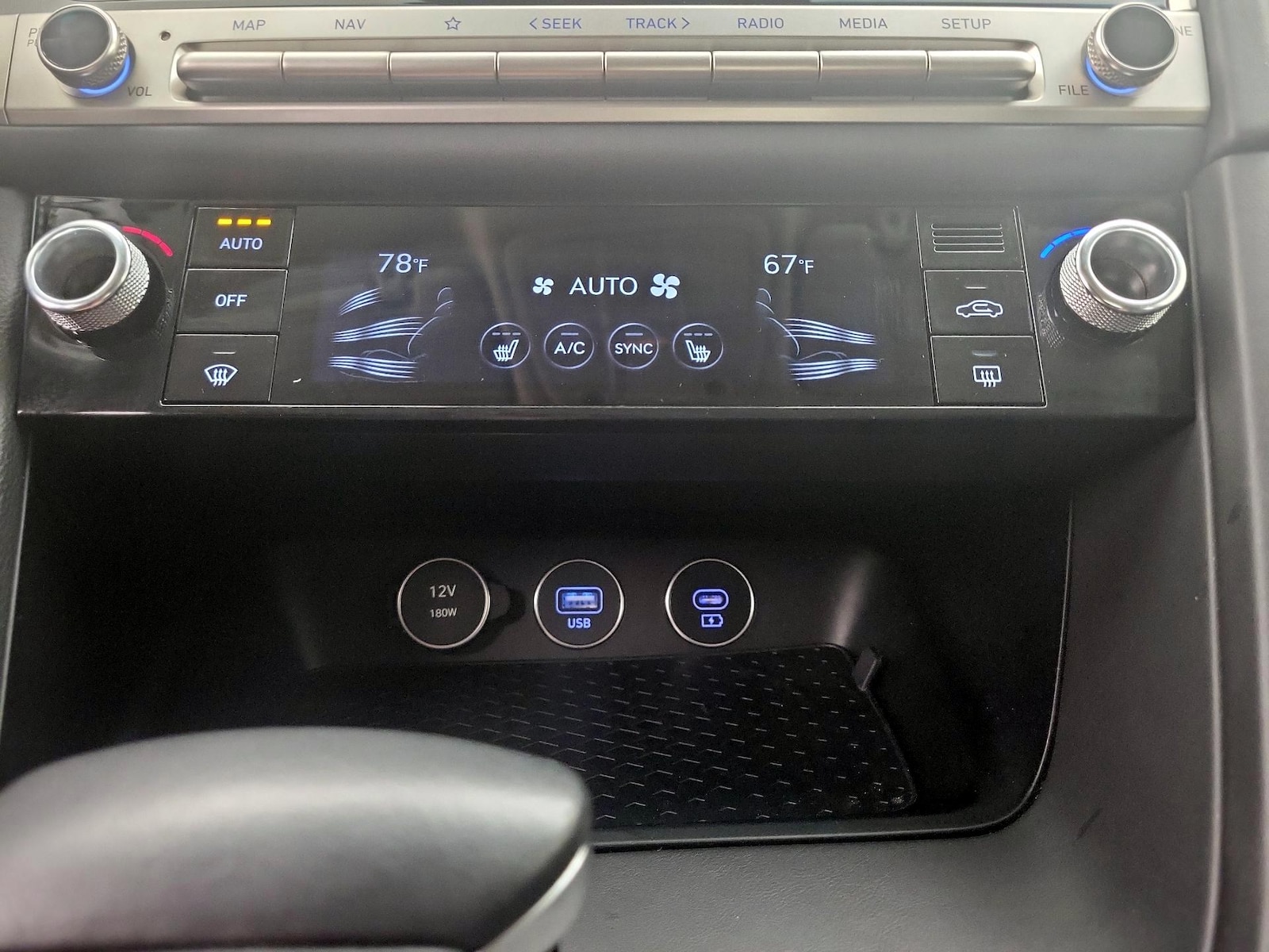 2025 GENESIS G70 Standard - Photo 18