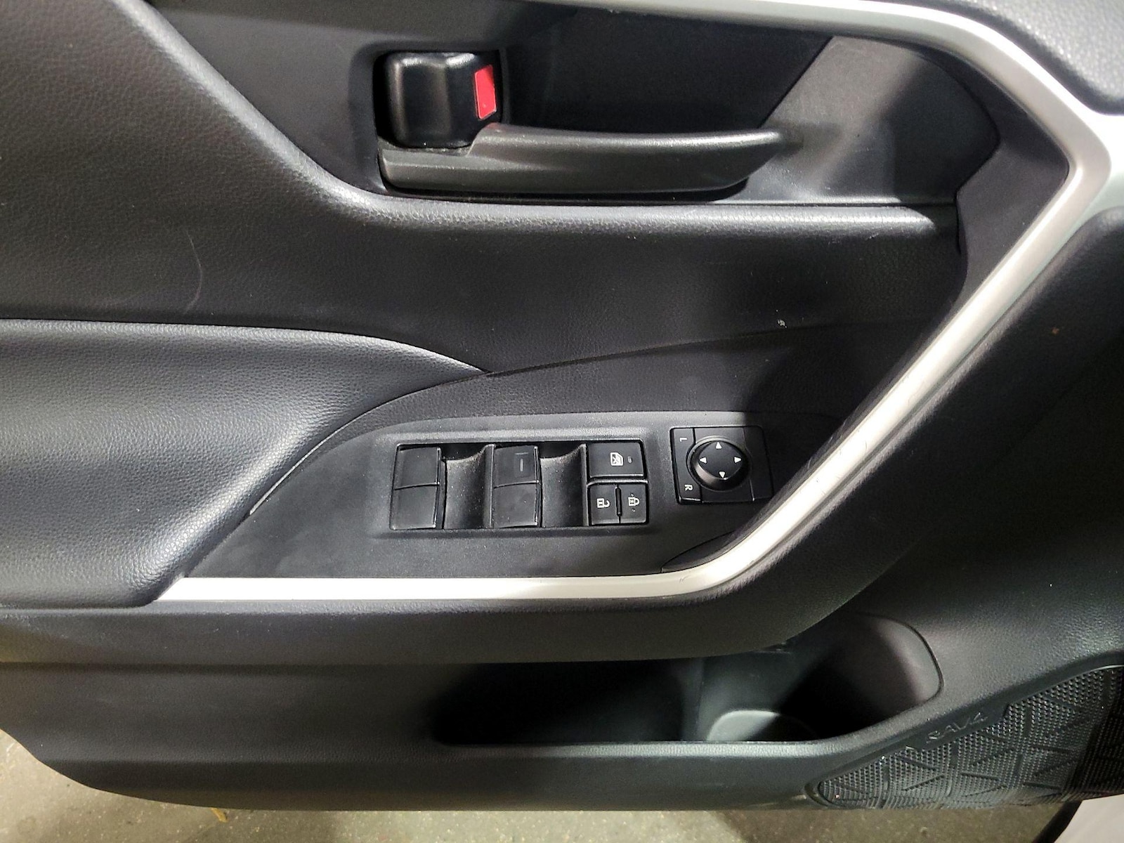 2025 Toyota RAV4 LE - Photo 13