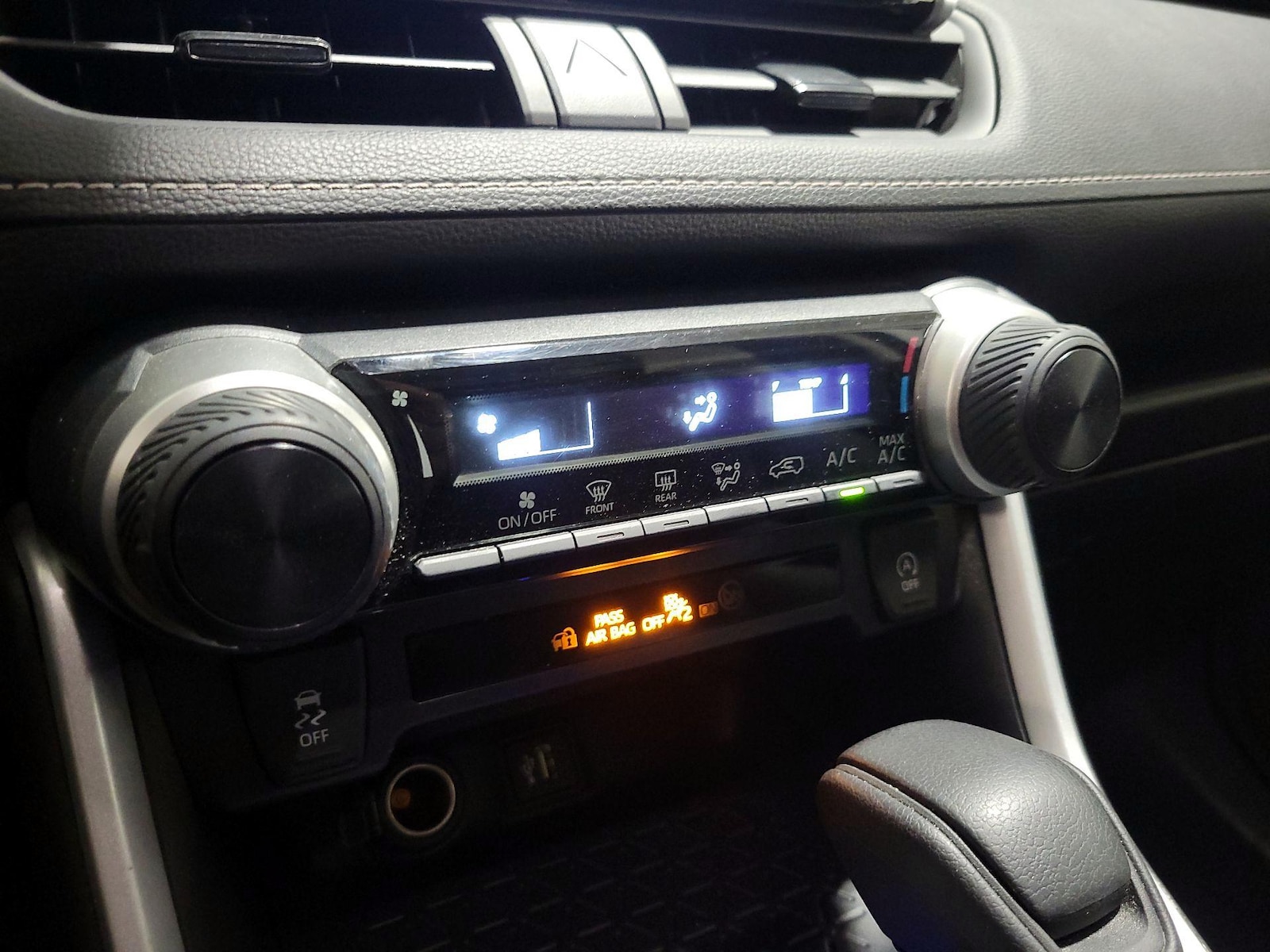 2025 Toyota RAV4 LE - Photo 17