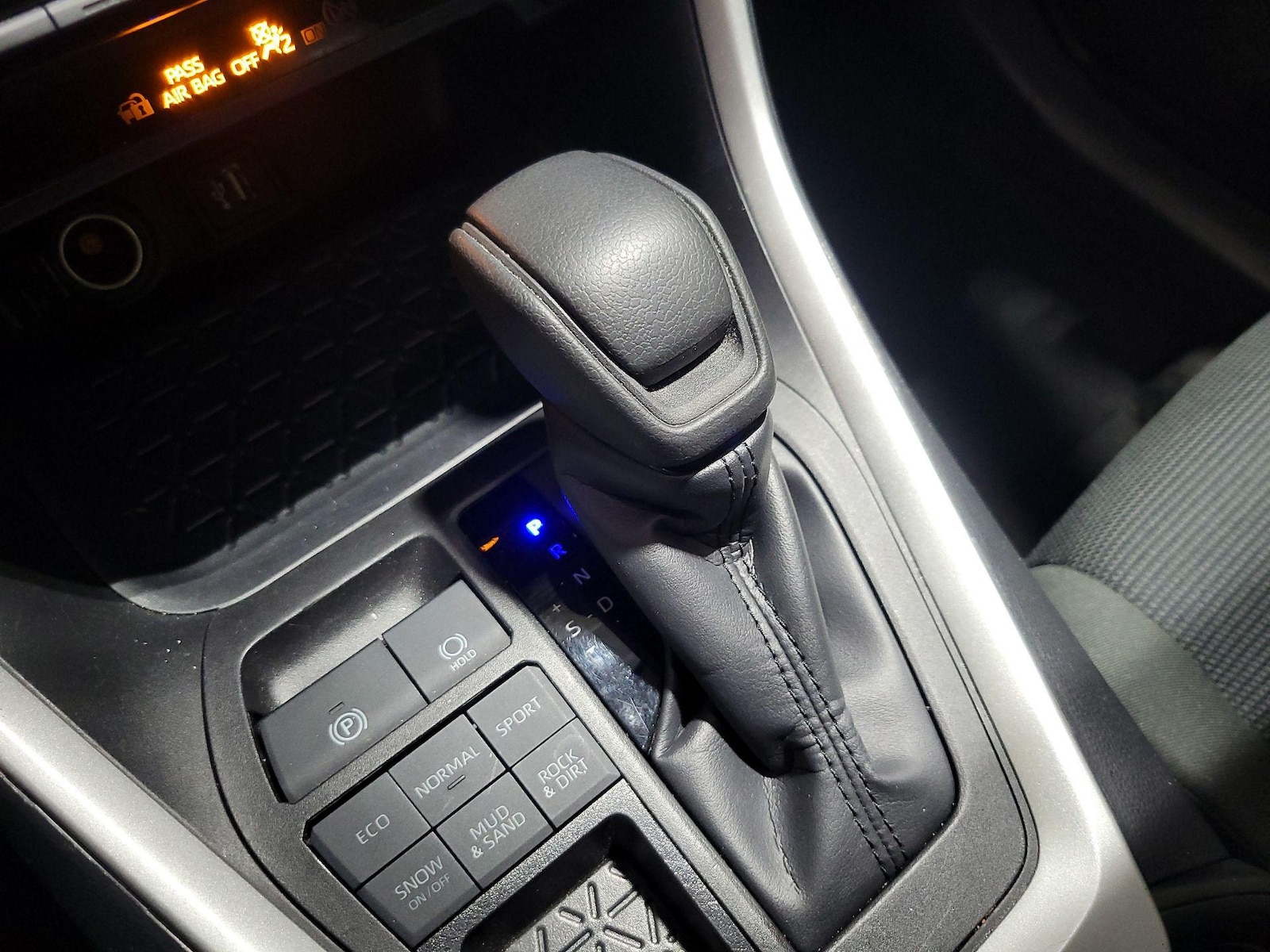 2025 Toyota RAV4 LE - Photo 18