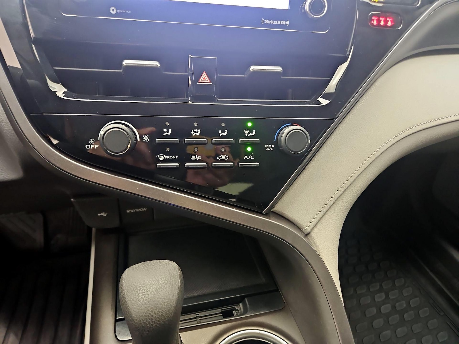 2021 Toyota Camry LE - Photo 18